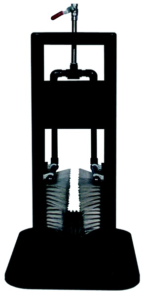 Boot cleaner with brushes and water Boot cleaner with brushes and a water supply