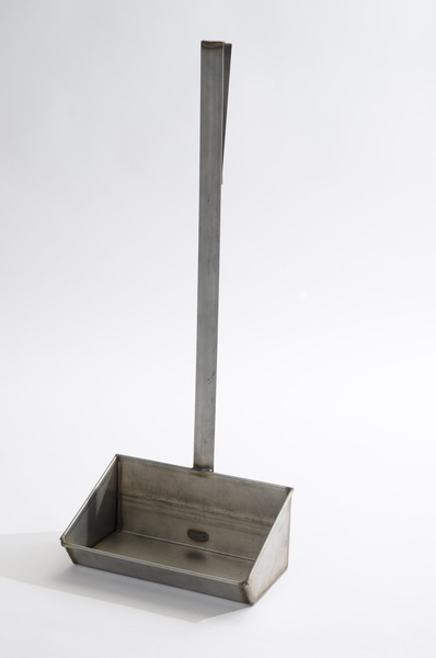 A00-0500 B26 piglet trough with hanging mechanism Maternity high trough for hanging on the wall