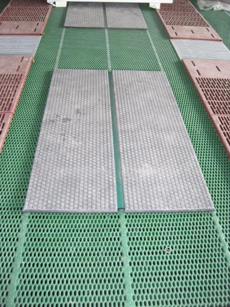 Heating pad in a piglet pen Underfloor heating on existing grilles