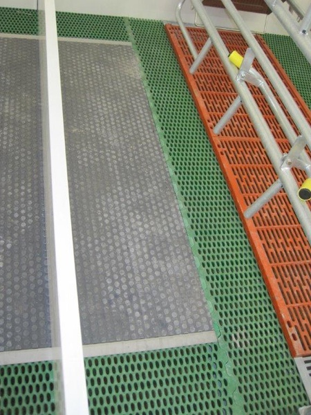 Underfloor heating element with a Z-shaped profile Underfloor heating with stainless steel Z-profiles on an existing floor