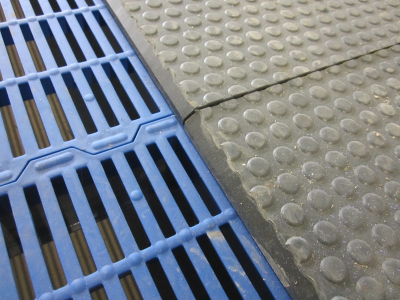 Heating plate with a bevelled edge Heating plate for placing on top, with a bevelled edge