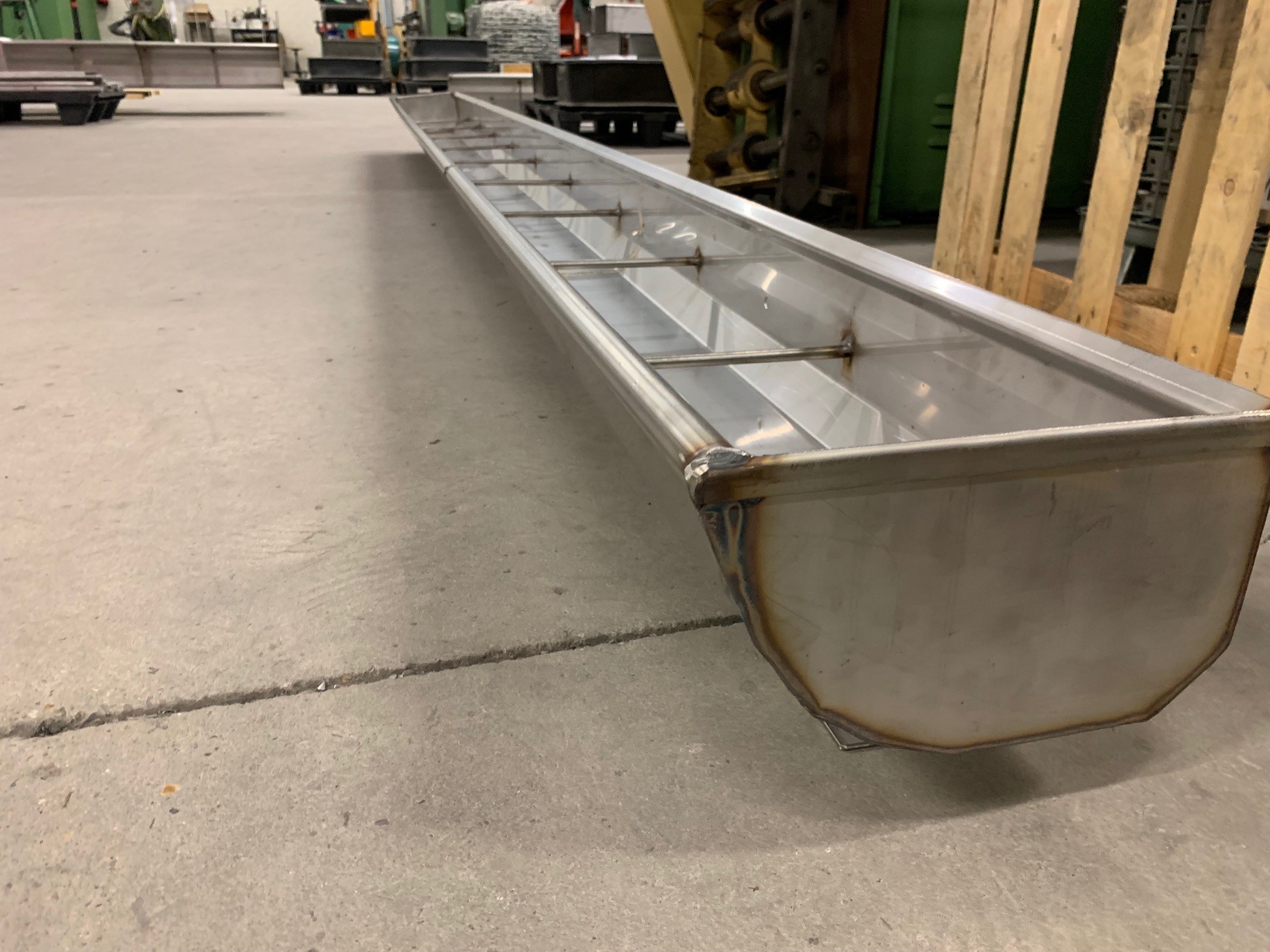 Stainless steel pig trough, single Long single-row stainless steel pig trough