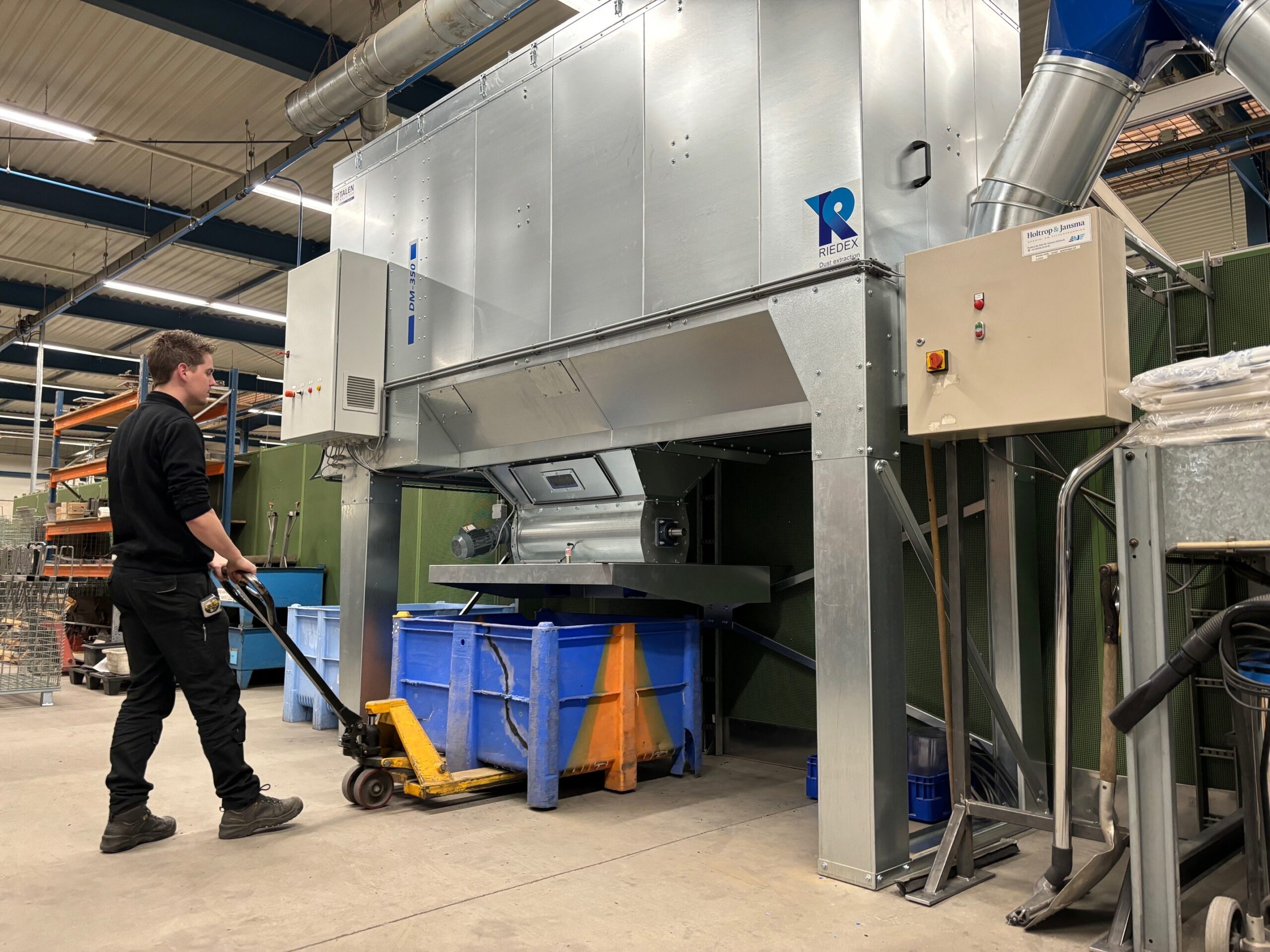 Replacing the waste bin in the extraction unit